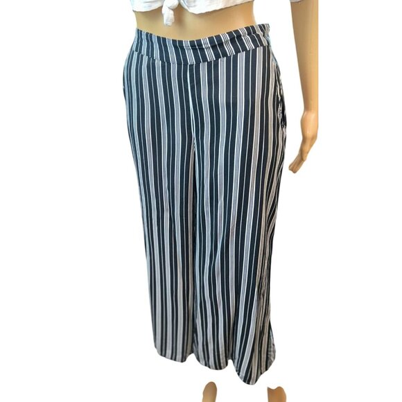 (5 for $25) Hollister Wide Leg Cropped Pants in Black/White Stripe - Small - Picture 1 of 5